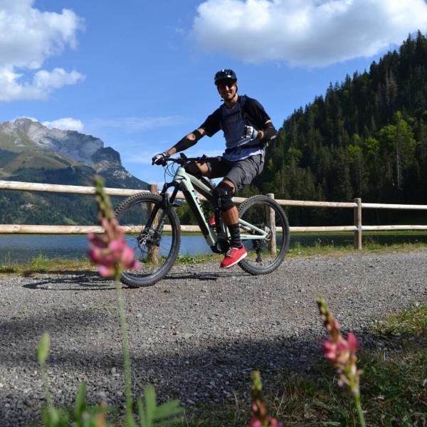 balade vtt electrique clusaz aravis aravebike