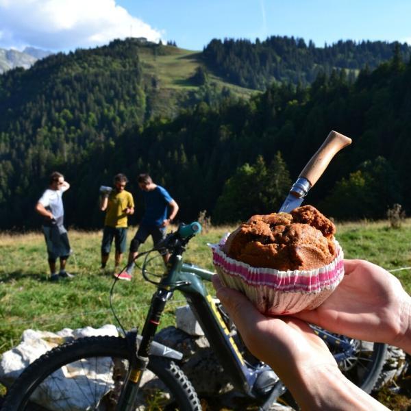 gouter montnard tourte aux myrtilles locales aravebike