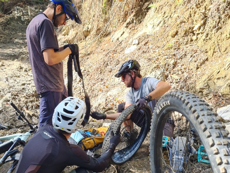 hommes et moniteur en train de faire une reparation de vtt