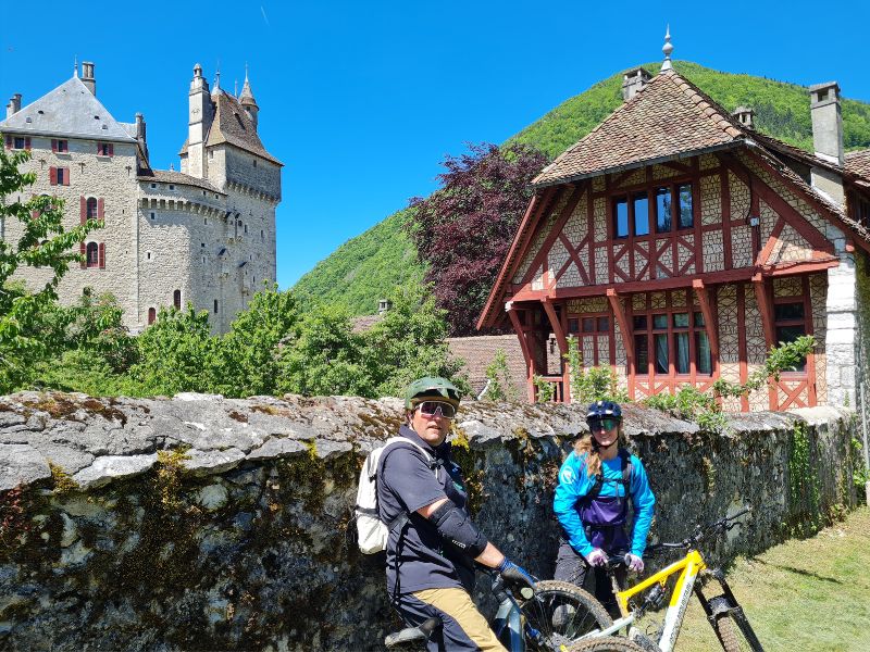 Tour du Lac d’Annecy en Vélo Électrique avec des Enfants 3 monitrice de velo vtt guide sur annecy lac