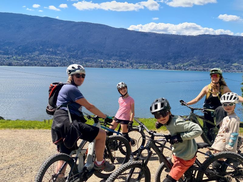 Tour du Lac d’Annecy en Vélo Électrique avec des Enfants 1 tour du lac dannecy velo electrique famille avec enfants