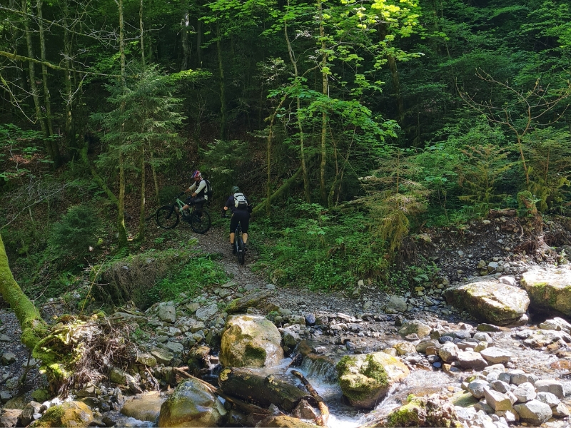 Sortie VTT Électrique de Talloires à Alex via le Château de Menthon 2 traversee de riviere cascade en vtt electrique avec moniteur cours technique