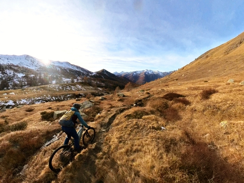 Coulisses de notre repérage du Queyras en VTTae 1 bergerie steppes queyras enneige riviere