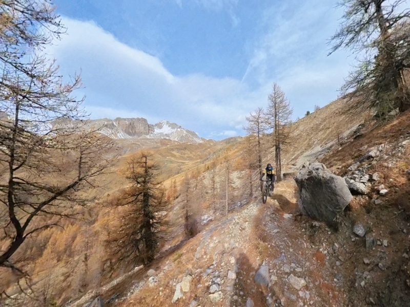 Coulisses de notre repérage du Queyras en VTTae 7 chemin escarpe arvieux queyras en vtt electrique