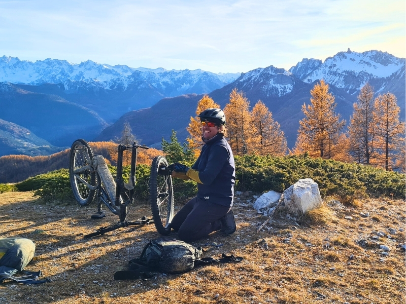 Coulisses de notre repérage du Queyras en VTTae 10 crevaison aux sommets mecanicien moniteur vtt 1