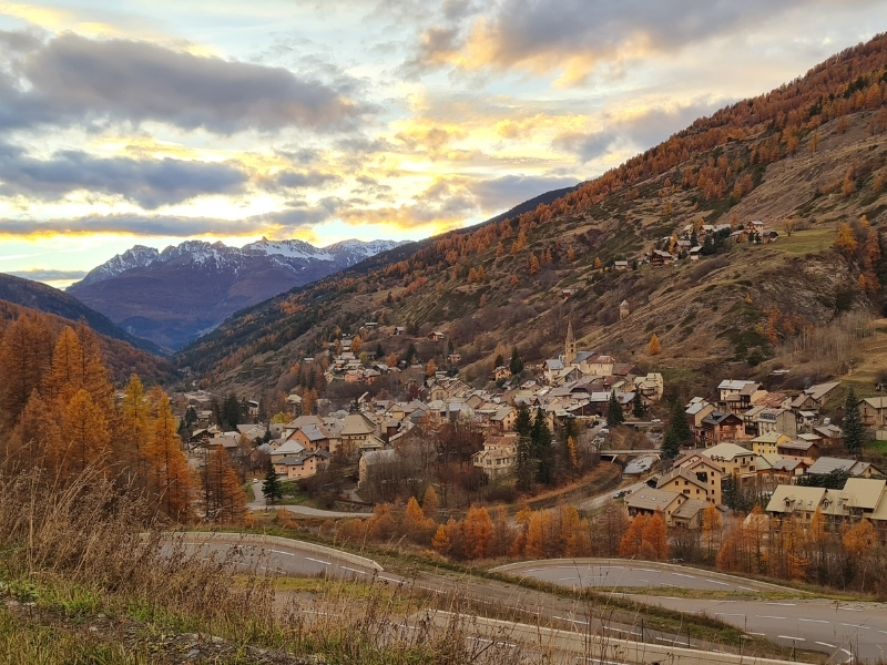 Coulisses de notre repérage du Queyras en VTTae 12 village aiguilles queyras