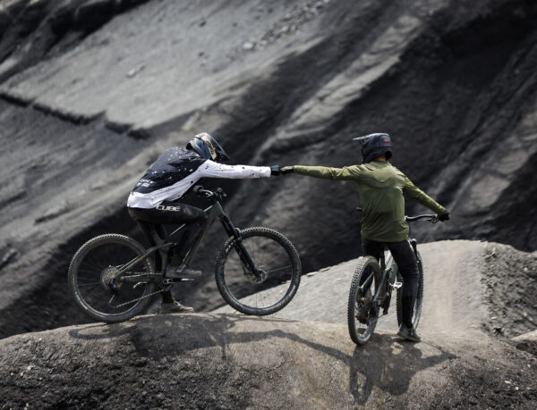 esprit d'équipe vtt electrique en montagne