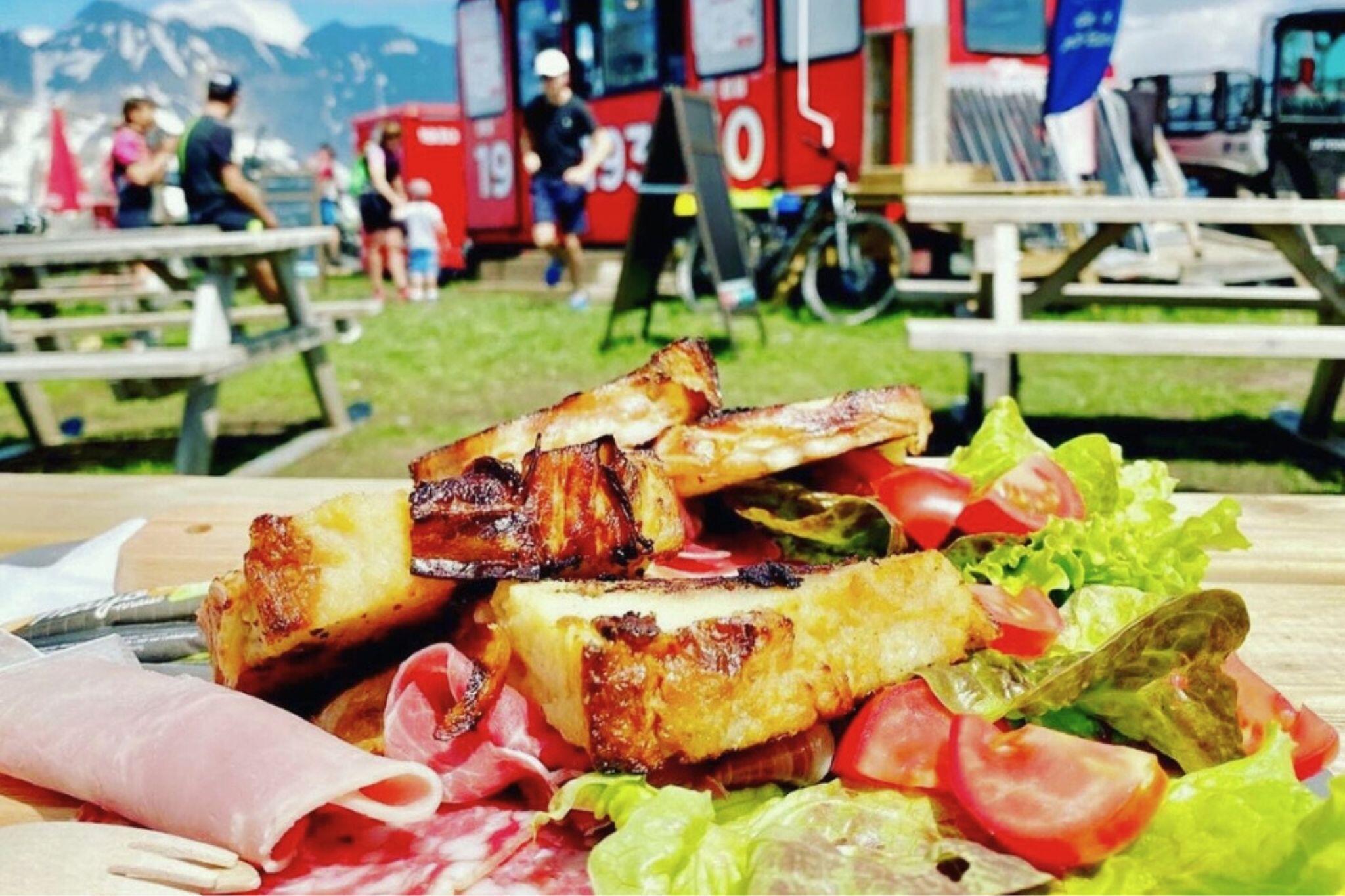 repas beignets patates spécialité aravis séjour guidé micro voyage bivouac