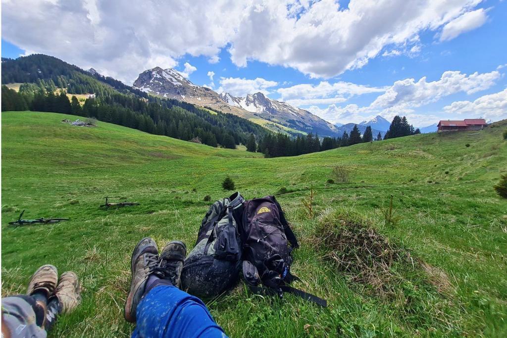 Quels spots VTT choisir au mois d’août pour la fraîcheur et l’aventure ? 1 vetetistes en pause arret sejour guidé avec moniteur aravebike