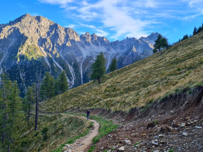 photo sur itineraire tour du mont blanc entre suisse et france lors d'un séjour guidé avec moniteur de VTT