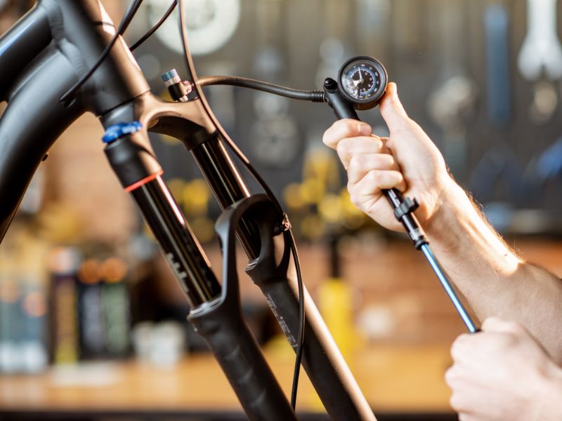 ajuste pression fourche amortisseur vtt avec pompe a haute pression