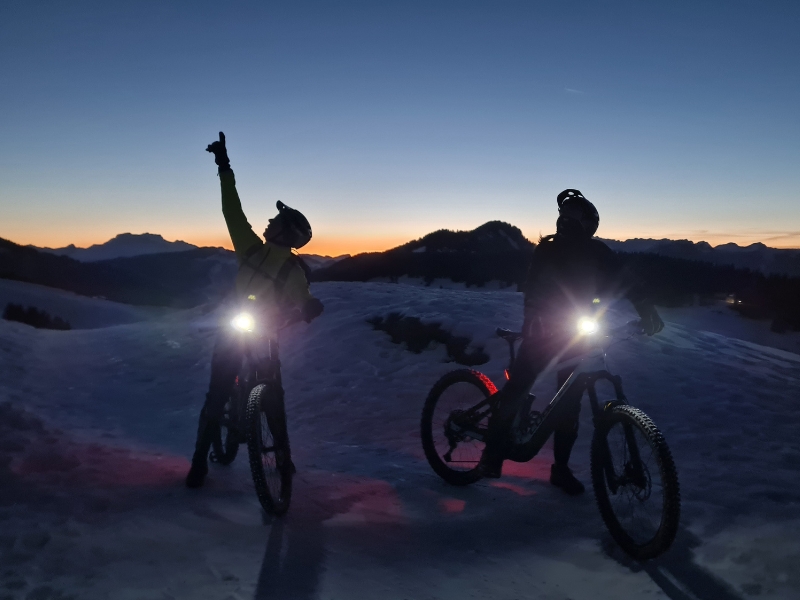 velo sur neige nuit nocturne la clusaz