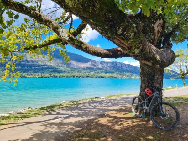 velo electrique bord lac annecy menthon piste cyclable