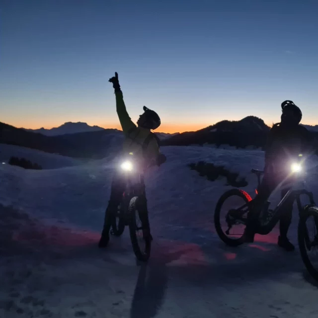 Coucher de soleil et observation des étoiles lors de cette incroyable balade en VTT électrique sur neige, direction le refuge de la Bombardellaz.
Apero savoyard et descente sportive sur neige.
A qui le tour ?
#vttaesurneige #aravebike #activitegrandbornand #mongrandbo #monchinaillon #lesaravisbaby #bombardellaz #laclusaz #lesconfins #savoiehautesavoie