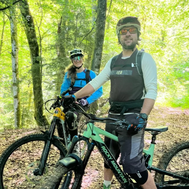 Retrouvez notre duo au magasin au Chinaillon tous les week-ends, jours fériés et ponts
🚵‍♂️Pour vos locations de VTT, VTTae, en famille ou en solo, entre amis ou entre collègues
🤩Pour vivre une expérience mémorable !
👨‍🎓Pour prendre un cours de technique VTT et progresser vite fait bien fait !
#aravebike #équipe #moniteurvtt #annecyoutdoor #annecymountains #savoiemontblanc