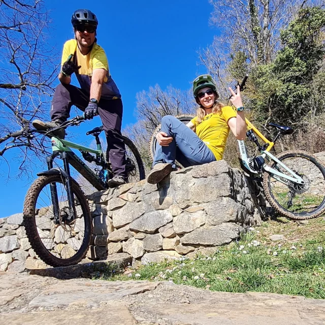 Duo de mono, Duo de Rocky. Notre quatuor est prêt pour cette saison :
- Velo Vert Festival et sa course enduro
- MB Race et sa course enduro
- Tour du Mont Blanc en VTTae
- E-enduro & bikepark toutes les semaines...
Ça va rouler sévère dans les Aravis !
#vttae #moniteurvtt #tourdumontblanc #TMBvtt #rockymountain @tribesportgroup @rockymountainbicycles @savoiemontblanc